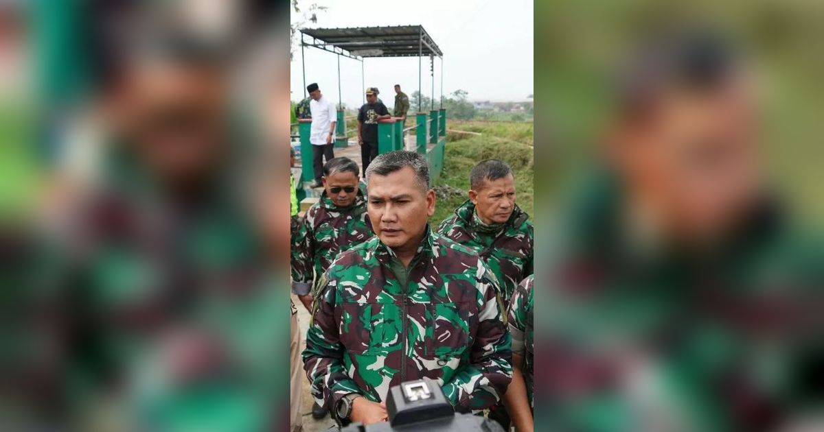 Santai Berkaos Oblong, Bintang 2 TNI Datangi Para Pemulung Bikin Terenyuh 'Pelukan Sayang Sang Jenderal