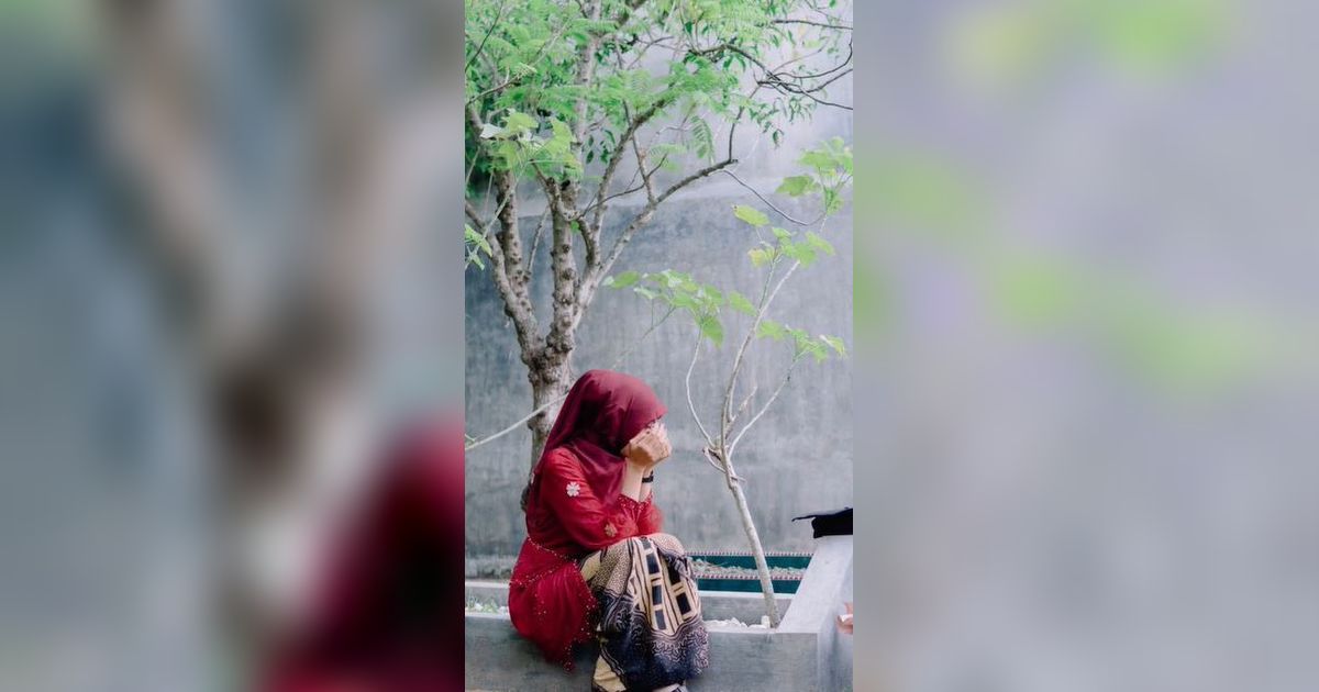 Bikin Haru, Wanita Ini Lakukan Pemotretan Wisuda di Makam Ayahnya