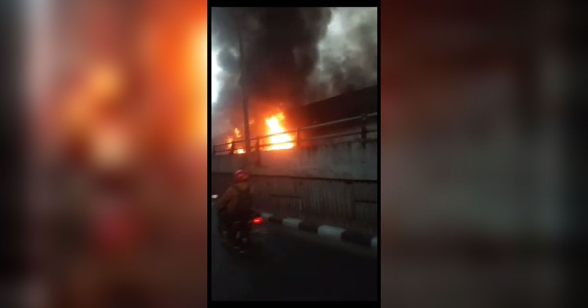 Halte TransJakarta Tendean Terbakar