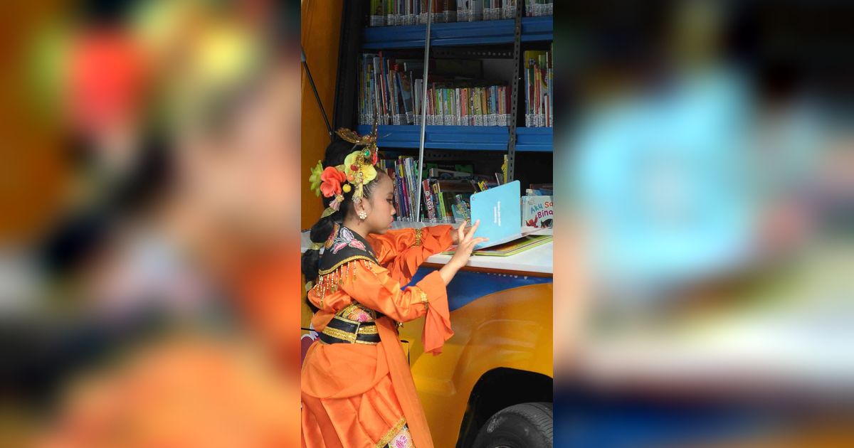 FOTO: Perpustakaan Keliling Ajak Anak-Anak Giat Membaca