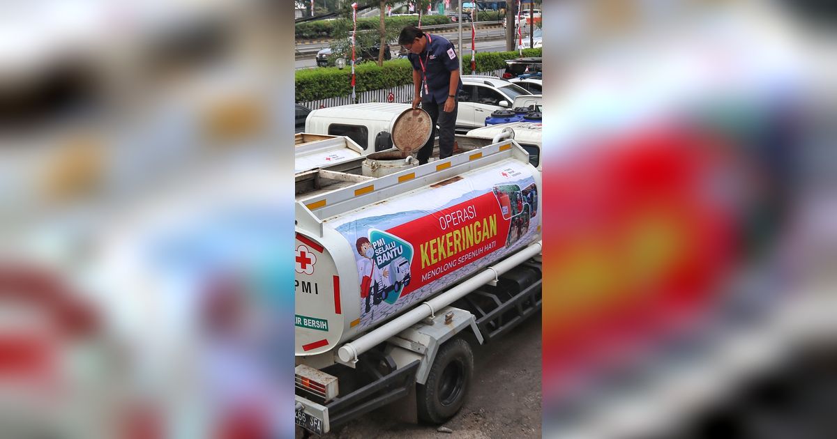 FOTO: Ratusan Mobil Tangki Air Disiapkan PMI untuk Antisipasi Bencana Kekeringan di Wilayah Terdampak