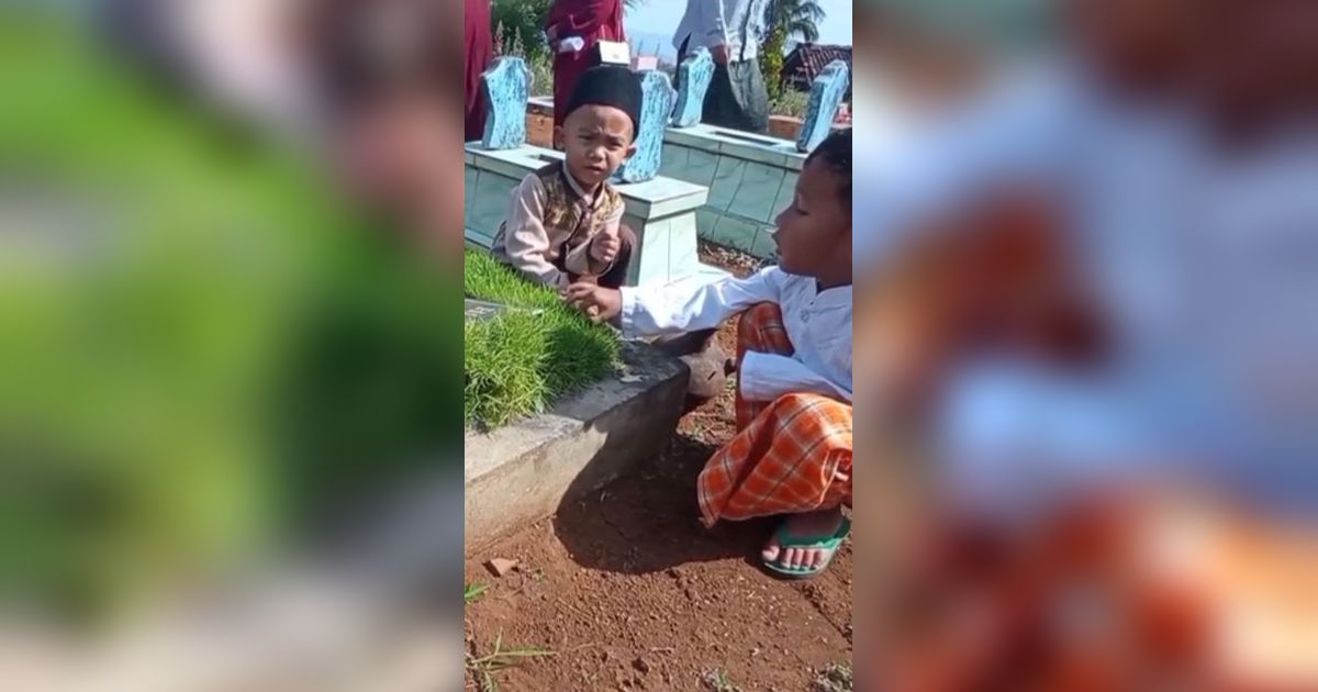 Momen Kakak dan Adik Kunjungi Makam Sang Ibu, Pertanyaan Sang Adik Bikin Sedih