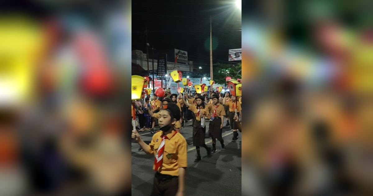 Meriahnya Pawai Lampion yang Dibawakan Pramuka Banyuwangi