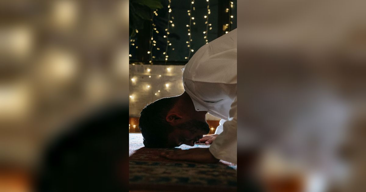 Bacaan Doa Sholat Tahajud Beserta Niat & Tata Caranya, Pahami Agar Tidak Salah