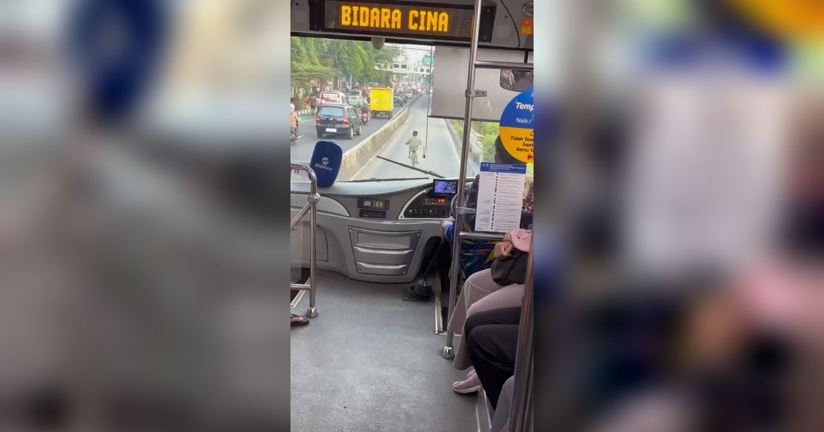 Viral Bocah Kayuh Sepeda di Jalur Busway, Panik saat Ada Bus di Belakangnya