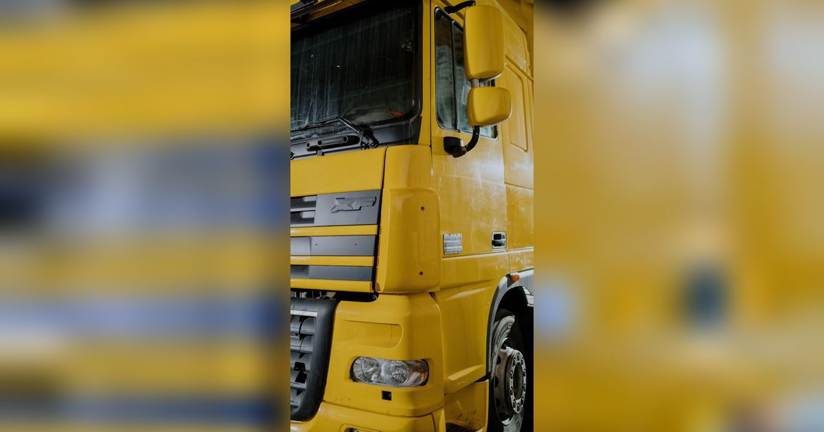 Curi Perhatian, Wanita Ini Tampak Lihai dan Santai Kendarai Truk Kontainer