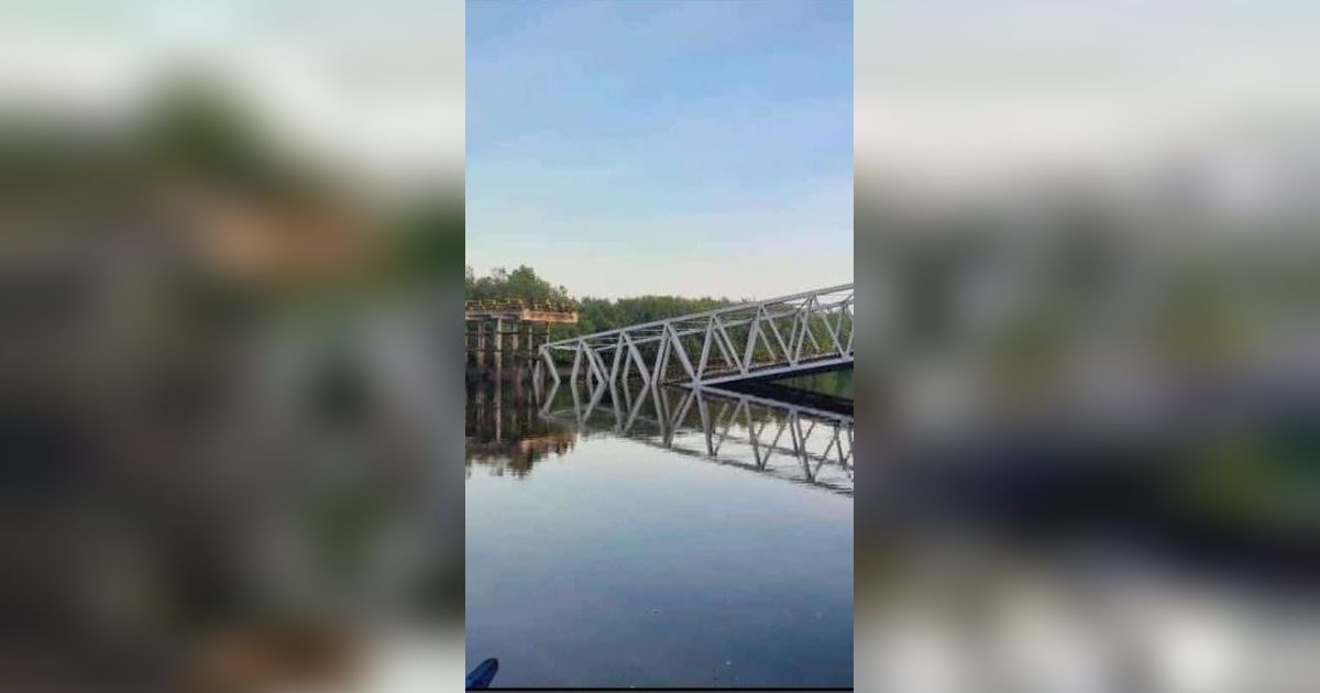 Jembatan di Meranti Riau Ambruk, Warga Menyeberang Dilayani Perahu Bermotor