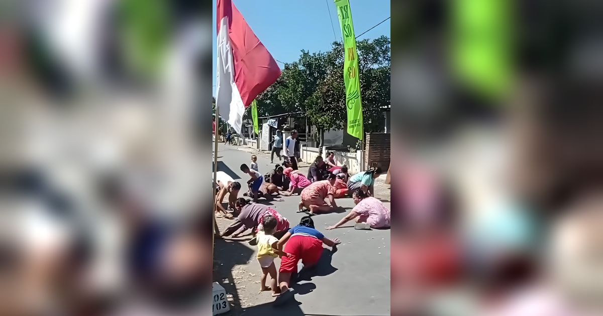 Heboh Warga Rebutan Uang, Emak-Emak Sampe Ngesot di Jalan