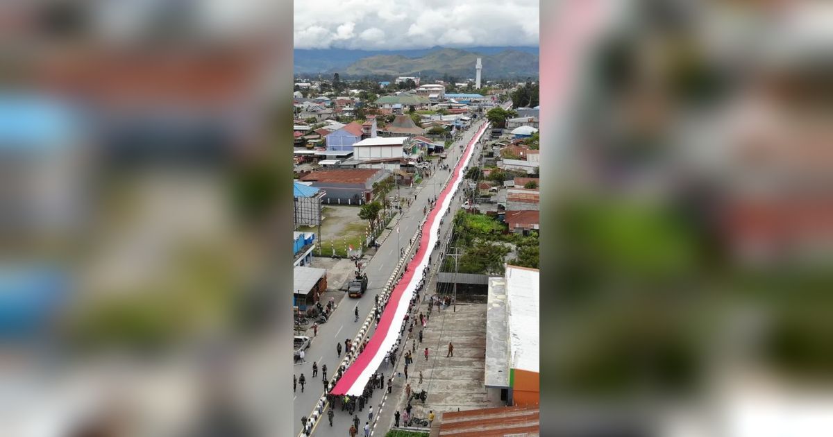 Meriahkan Hari Kemerdekaan, Bendera Merah Putih Sepanjang 2.023 Meter Dibentangkan di Papua