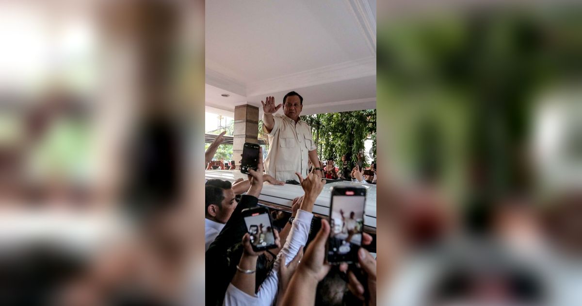 FOTO: Usai Resmikan Rumah Pemenangan di Menteng, Prabowo Subianto Berdiri di Atas Mobil dan Menyapa Antusiasme Para Relawan