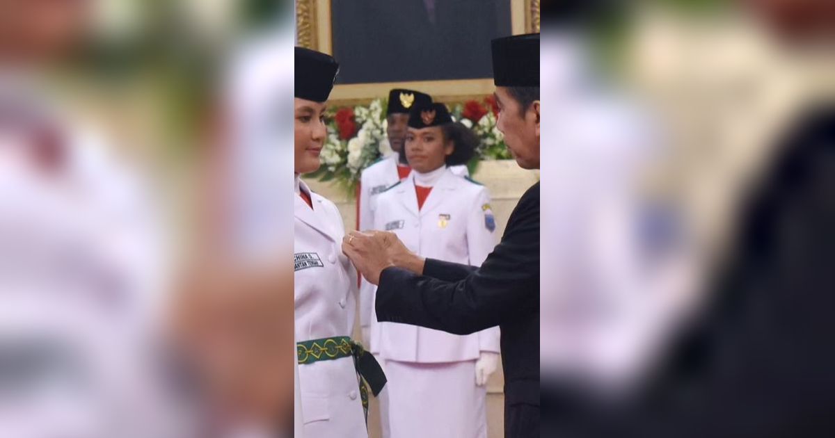 Jokowi Sampai Jongkok Ambilkan Pin Anggota Paskibraka Ozora Jatuh di Istana