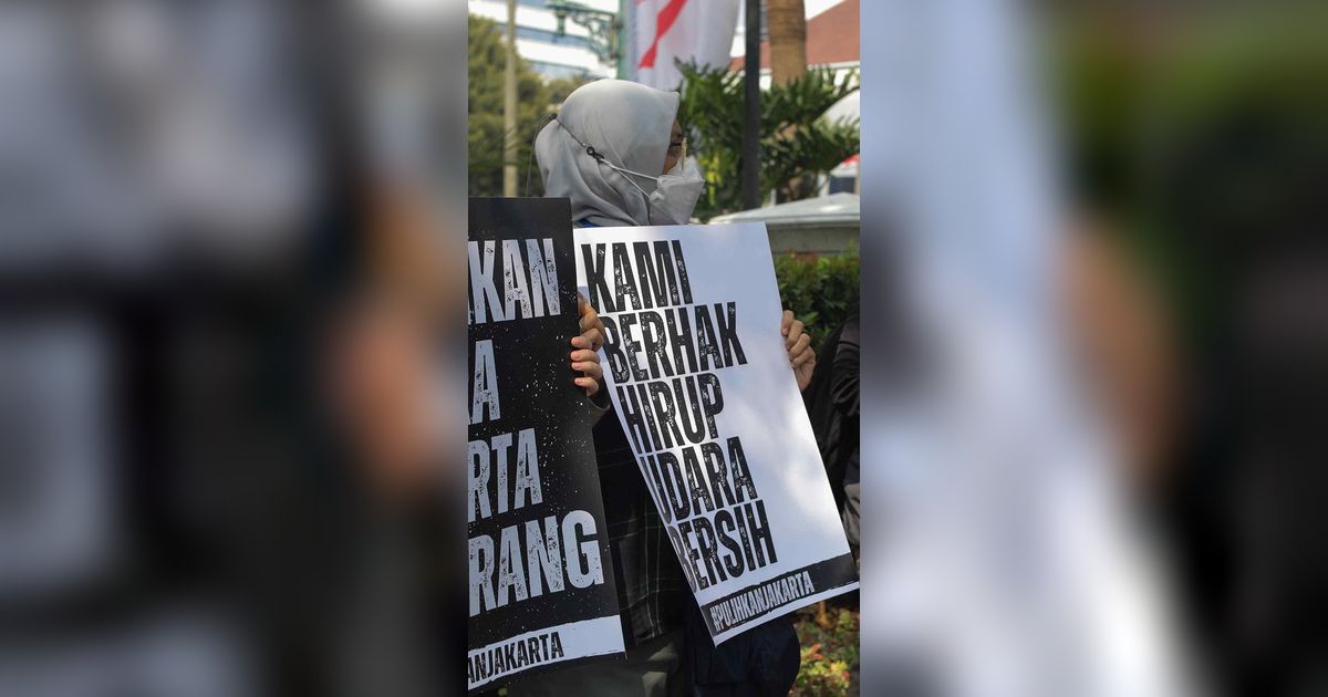 FOTO: Protes Udara Buruk Jakarta, Aktivis Singgung Jokowi Batuk-Batuk 4 Minggu