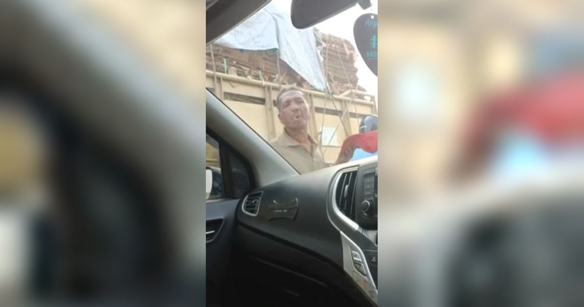 Kelakuan Kurang Ajar Pengemis di Bandung, Tak Diberi Uang Mobil Orang Diludahi
