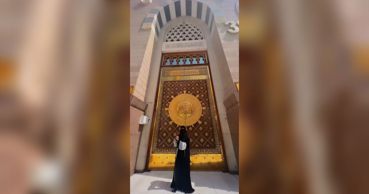 8 Potret Selfi Yamma Sedang Menjalani Ibadah Umrah. Tulislah Beberapa Kalimat Yang Menenangkan Hati