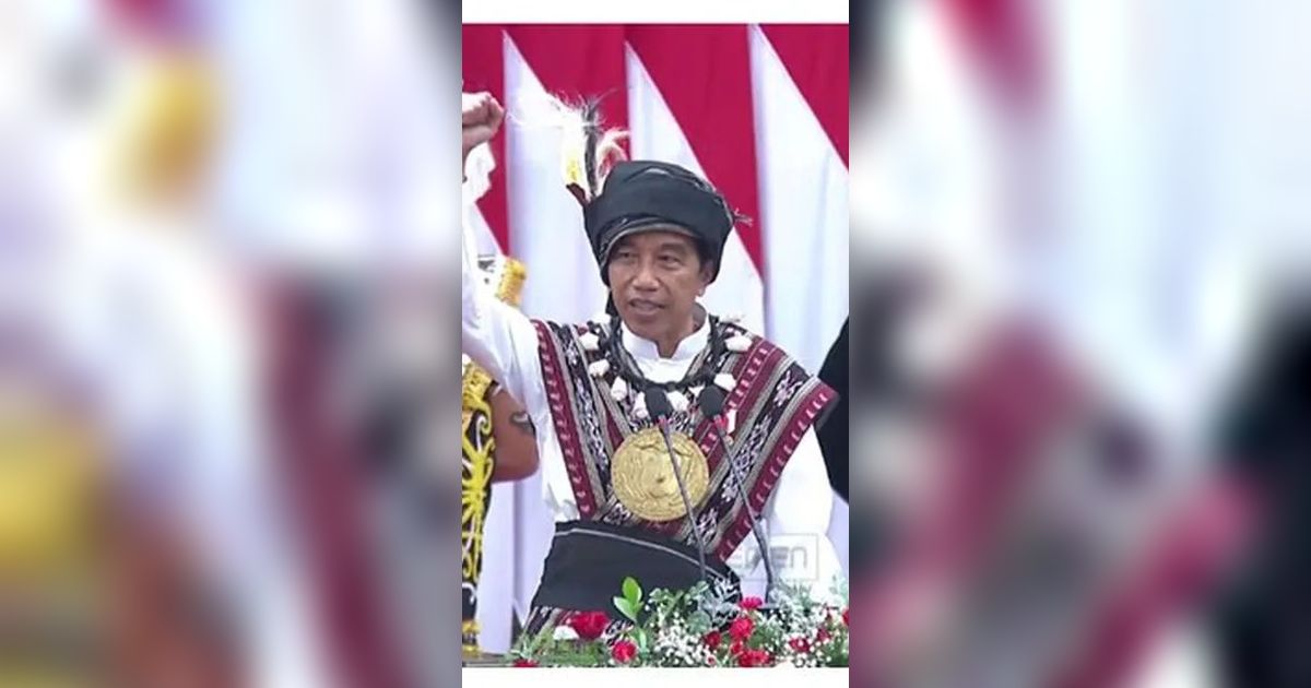 VIDEO: Momen Sigap Jokowi, Jongkok Bantu Ambil Pin Tim Paskibra