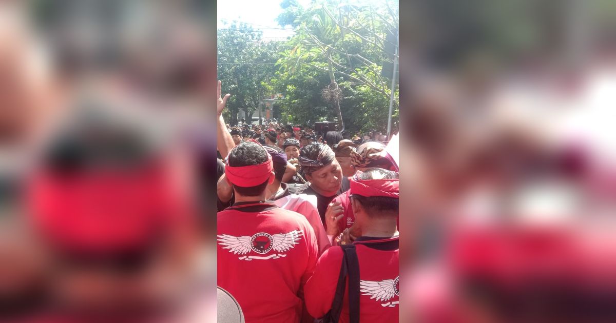 Ribuan Massa Geruduk Kantor DPD PDIP Bali Protes Pencoretan Bacaleg