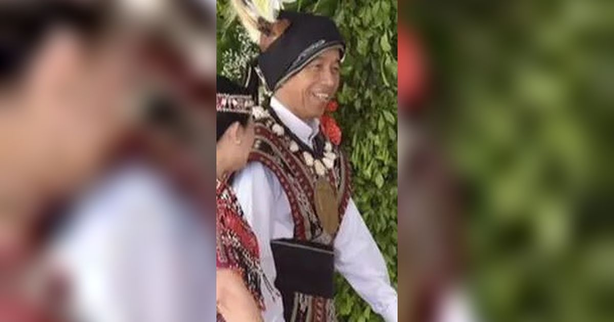 VIDEO:  Momen Sigap Presiden Jokowi Sampai Jongkok Bantu Ambil Pin Tim Paskibra di Istana