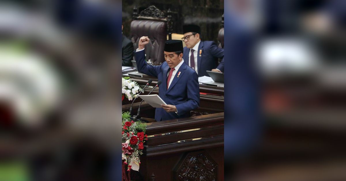 FOTO: Sampaikan RAPBN 2024 dan Nota Keuangan, Presiden Jokowi Kepalkan Tangan Pidato di Rapat Paripurna DPR