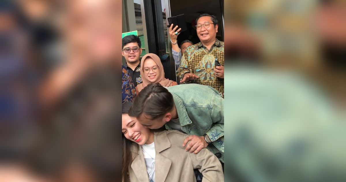 Kemesraan Rendy Kjaernet dan Lady Nayoan, 8 Momen Mengharukan di Pengadilan, dari Dorong Kursi Roda Hingga Cium Pipi