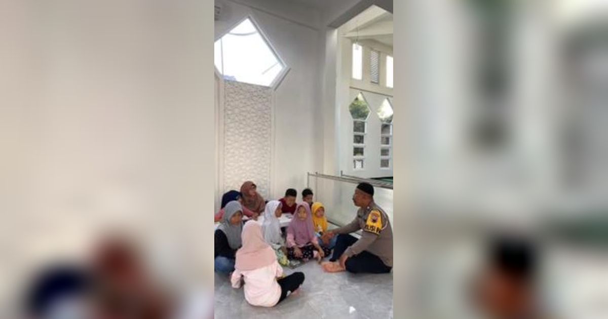 Bantu Ustaz, Polisi RW Ini Mengajar Mengaji Alquran untuk Anak-anak