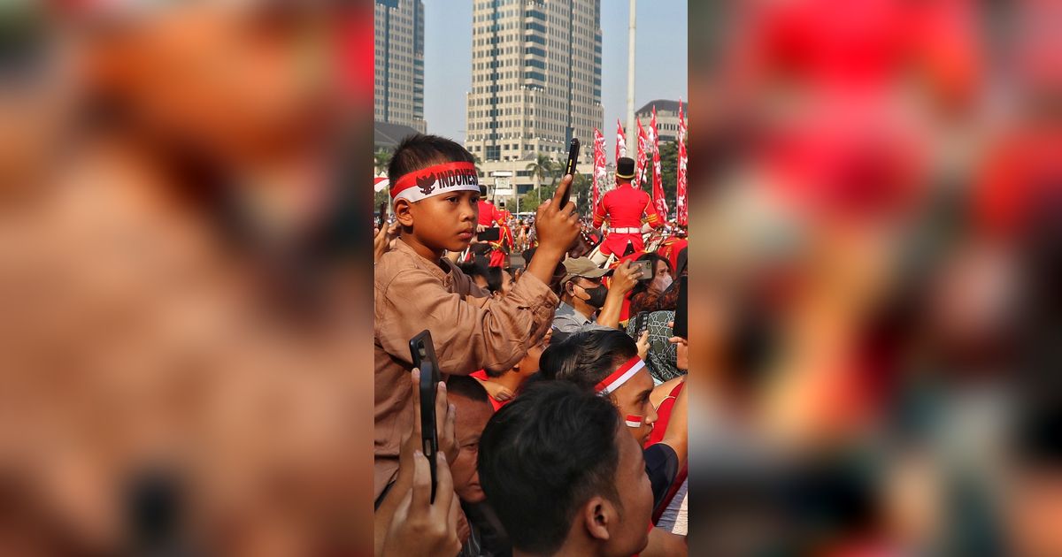 FOTO: Antusiasme Masyarakat Mengikuti Kirab Budaya HUT ke-78 Kemerdekaan RI di Sekitaran Monas