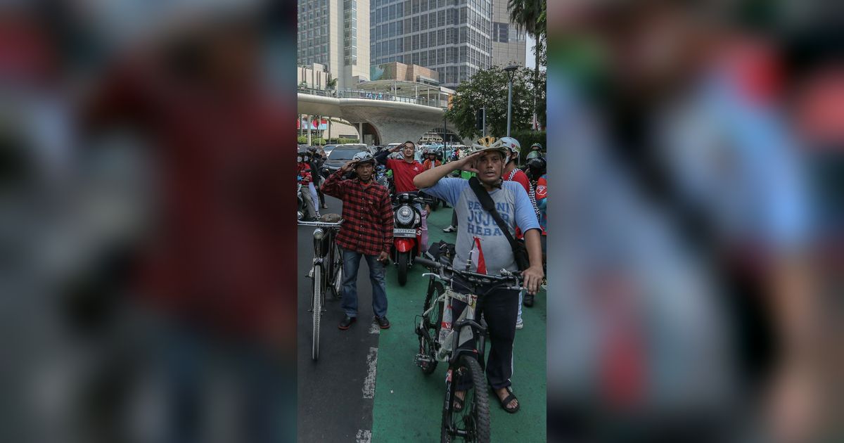 FOTO: Lalu Lintas Bundaran HI Terhenti Sejenak saat Mengheningkan Cipta Detik-Detik Proklamasi Kemerdekaan RI