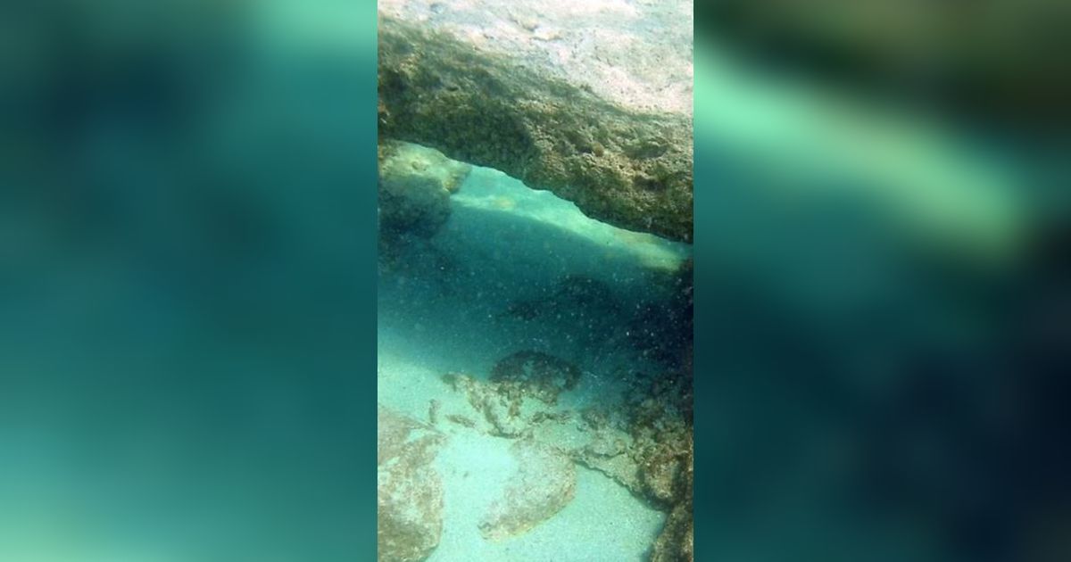 Reruntuhan Desa Misterius Ditemukan di Dasar Danau Soda Terbesar di Dunia, Ada Makam dan Tanda Salib
