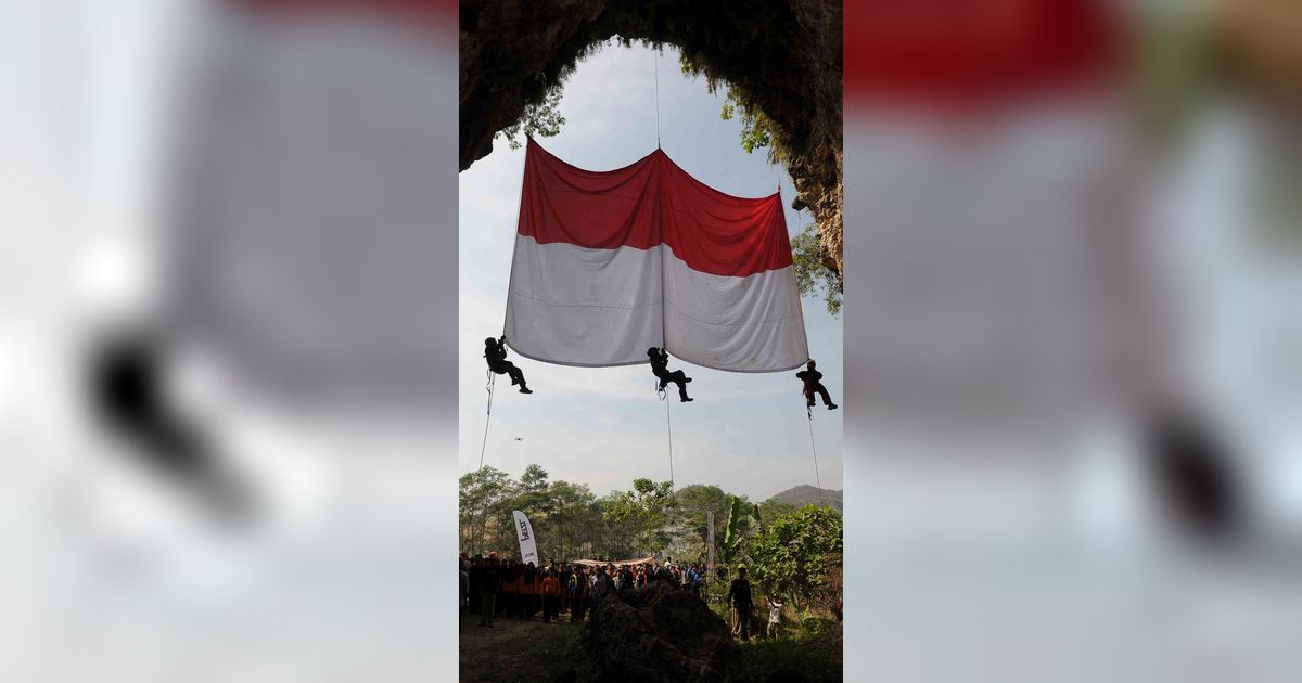 FOTO: Rayakan HUT ke-78 Kemerdekaan RI, Pecinta Alam Bentangkan Bendera Merah Putih Raksasa di Gua Sigugula Bogor