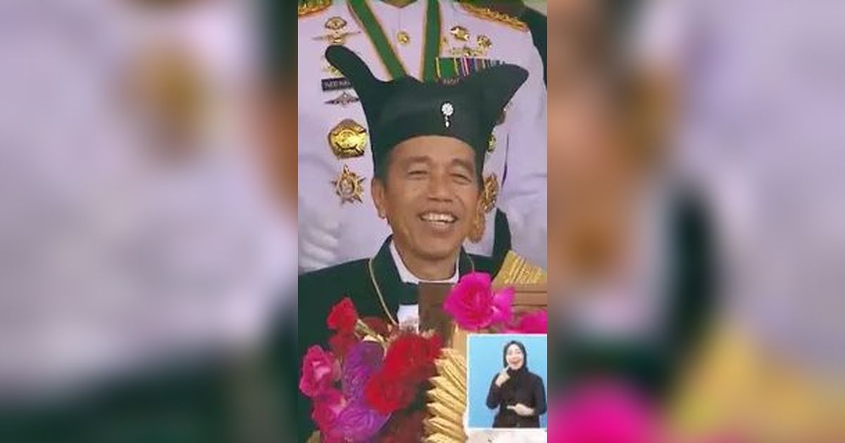 VIDEO: Momen Jokowi Pakai Baju Adat Panglima Tertinggi Raja Surakarta di Istana