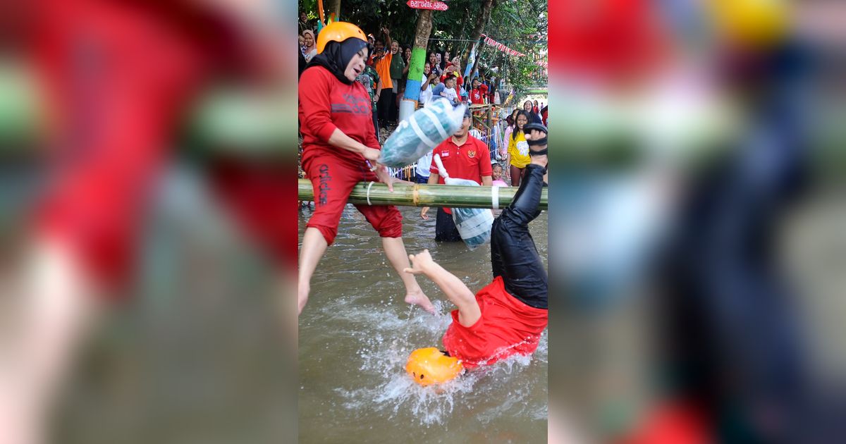 FOTO: Seru dan Kocak Lomba Gebuk Bantal di Katulampa, Ibu-Ibu dan Anak-Anak Tak Mau Mengalah sampai Basah Kuyup