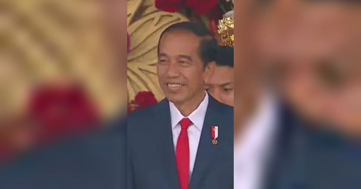 Momen Jokowi Nyanyi Bareng Band Kahitna saat Upacara Penurunan Bendera Merah Putih di Istana