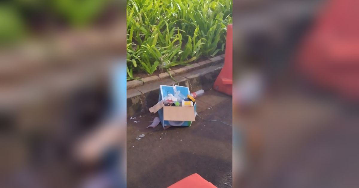 Upacara Penurunan Bendera 17 Agustus 2023 Selesai, Sampah Berserakan di Luar Pagar Istana Negara