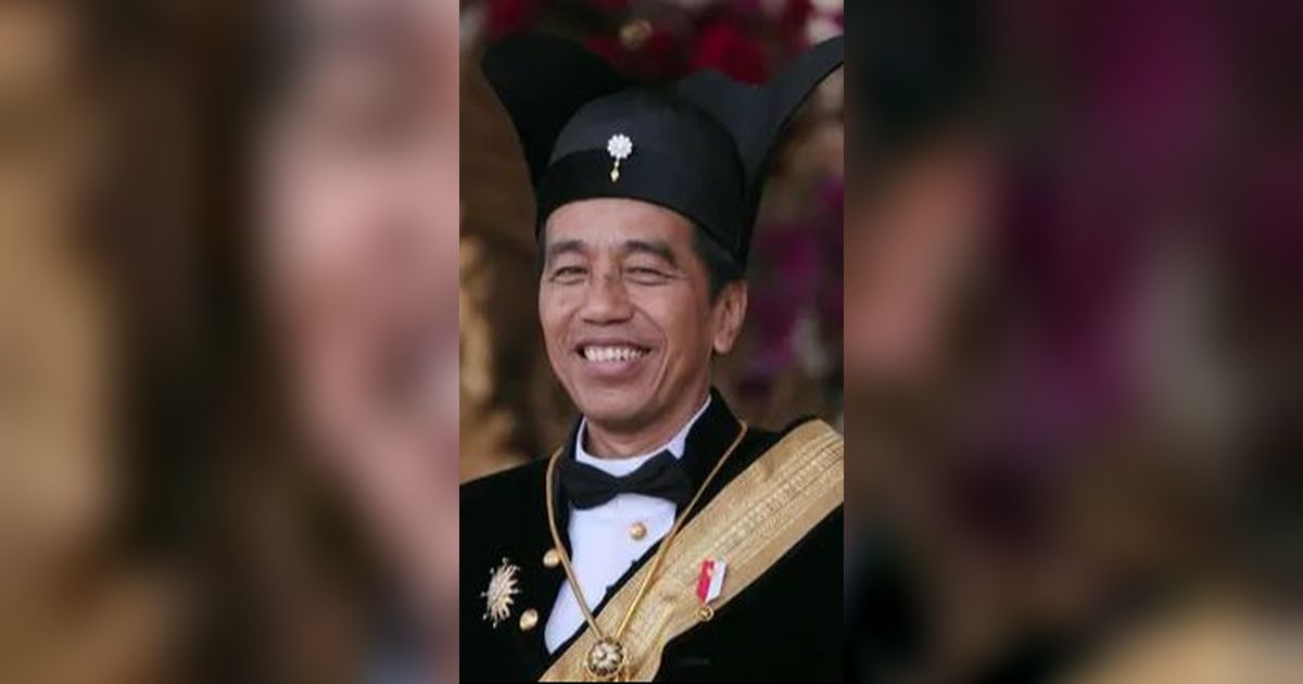 VIDEO:  Jokowi Pakai Baju Adat Panglima Tertinggi Raja Surakarta di Istana