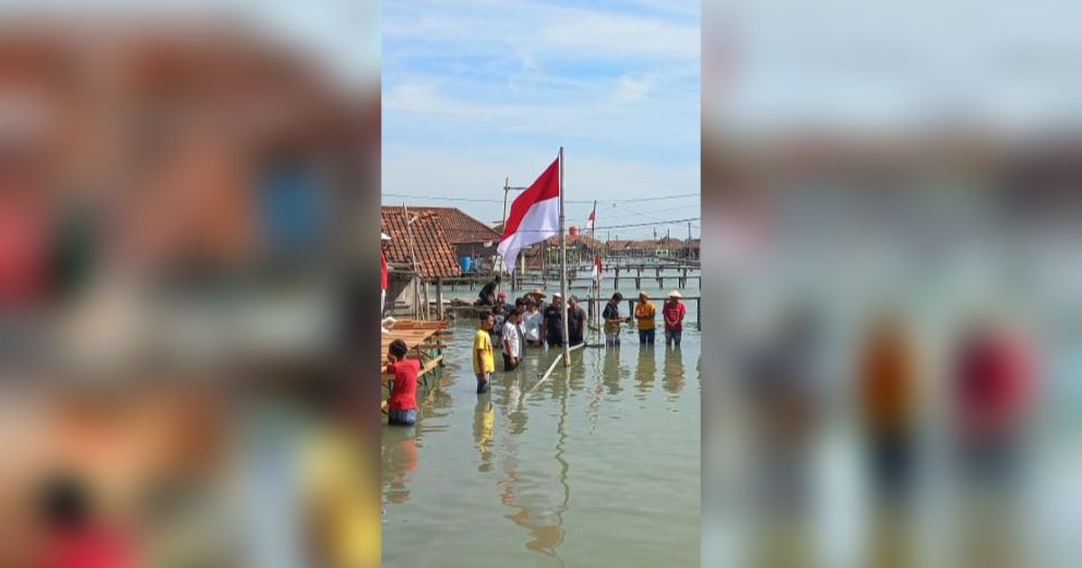 Potret Warga Jateng Upacara HUT RI di Tengah Kepungan Banjir Rob