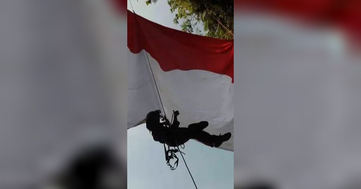 Aksi Heroik Polisi Panjat Tiang Bendera 7 Meter & Terombang-Ambing Ditiup Angin Demi Sang Merah Putih