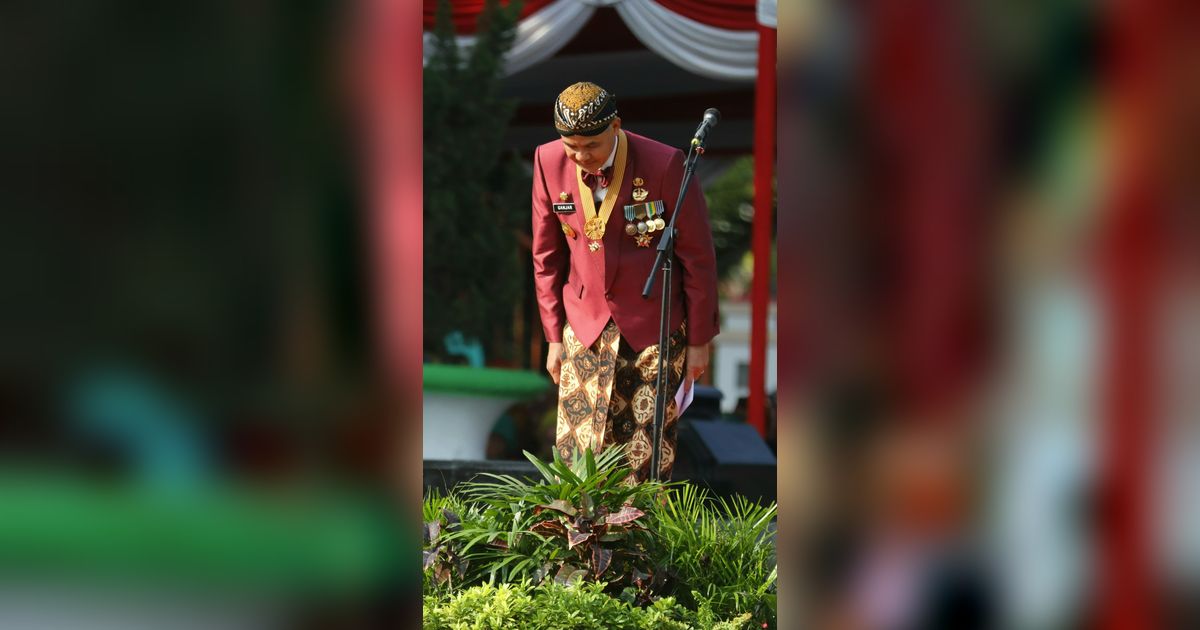 Bungkukkan Badan, Ganjar Terbata-Bata Pamitan dan Ucapkan Terima Kasih ke Warga Jateng