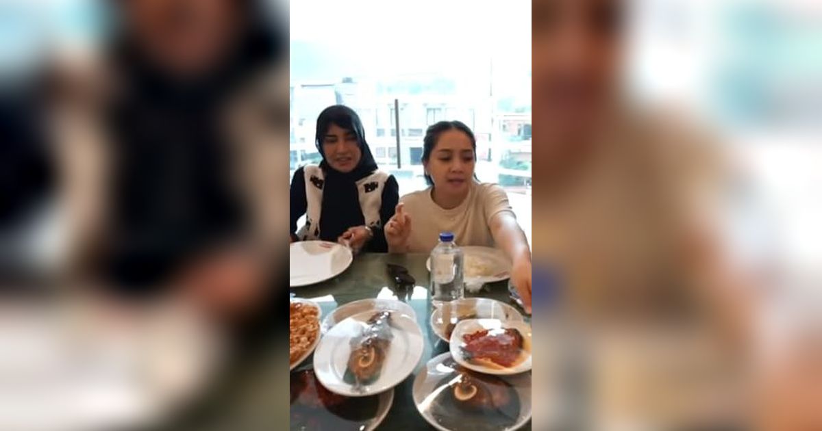 Momen Nagita Slavina Makan Nasi Padang Buat Netizen Ngiler, Penampilannya Bikin Salfok