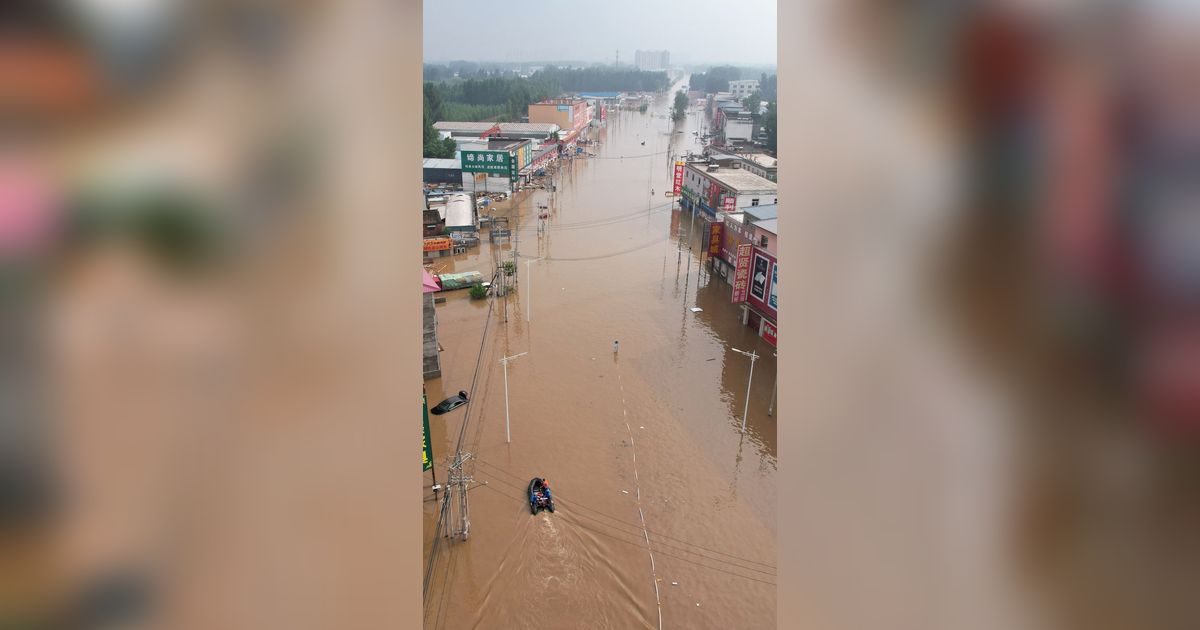 FOTO: Hujan Lebat Akibat Topan Doksuri di China Ubah Jalanan Jadi Mirip Sungai, Ratusan Ribu Warga Terdampak dan Beginilah Potretnya