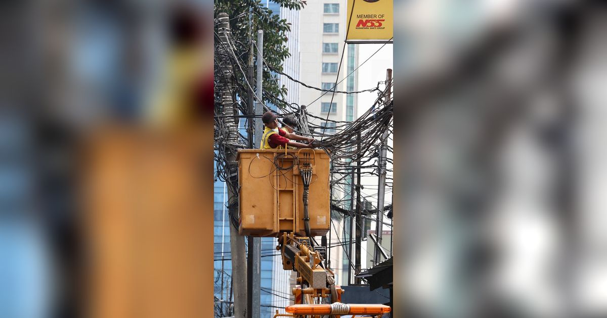 FOTO: Kabel-Kabel Semrawut di Jakarta Ditertibkan Setelah Makan Korban