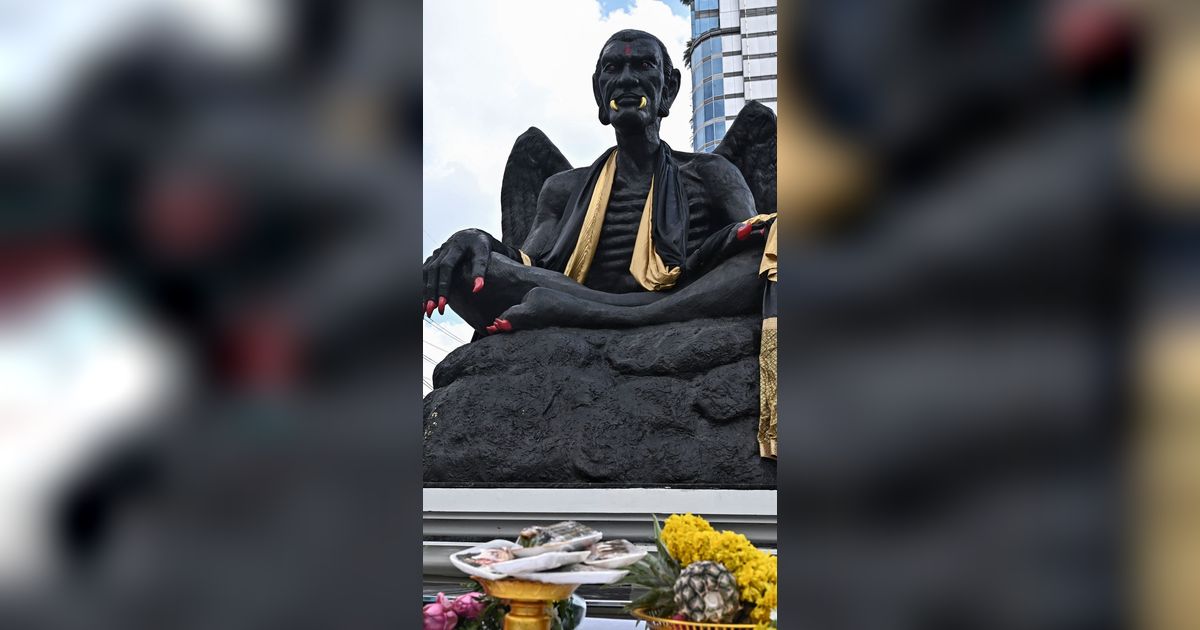 FOTO: Kemunculan Sosok Hitam Seram, Bermata Melotot, Bersayap dan Bertaring Emas Hebohkan Warga Thailand