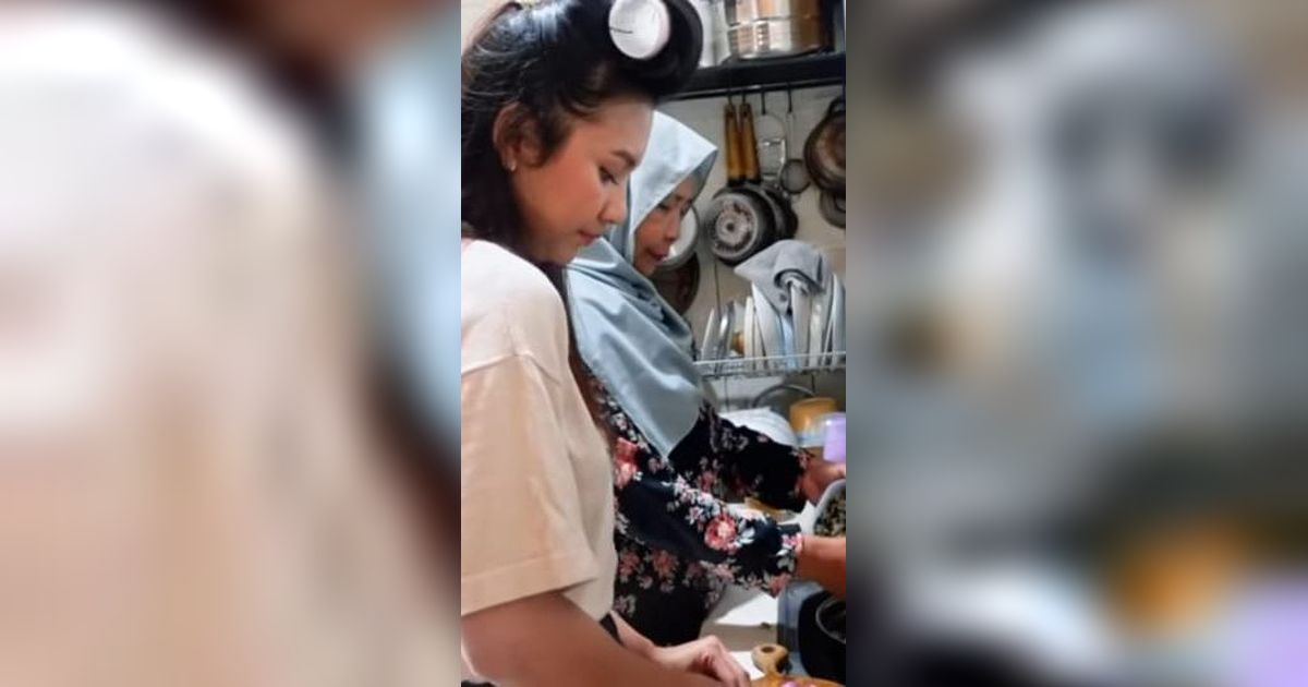 Momen Penuh Kehangatan Indah Permatasari Masak Bareng Mama Mertua Menu Kesukaannya