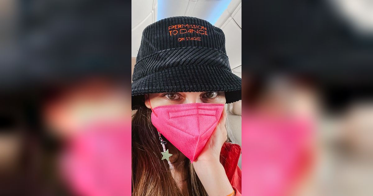 Wanita Pakai Topi dan Masker Ini Artis Terkenal, Coba Tebak?