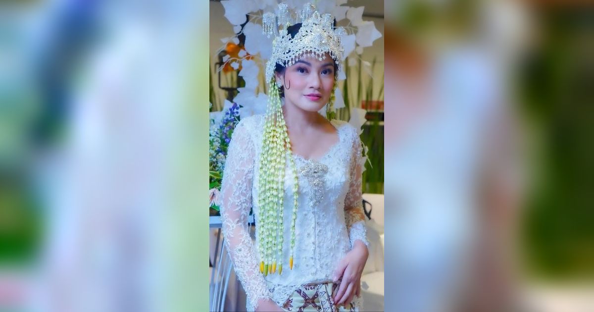 Potret Titi Kamal Tiba-tiba Jadi Pengantin, Cantik Anggun Berkebaya Putih Tuai Banyak Pujian