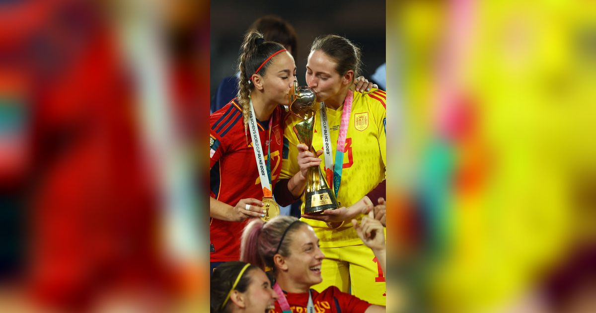 FOTO: Momen Timnas Spanyol Juara dan Cium Piala Dunia Wanita 2023 Usai Laga Sengit dan Keras Melibas Inggris