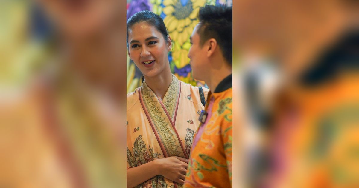 Potret Paula Verhoeven Tampil Cantik Kenakan Batik, Baim Wong 'Istri Siapa Dulu Dong'