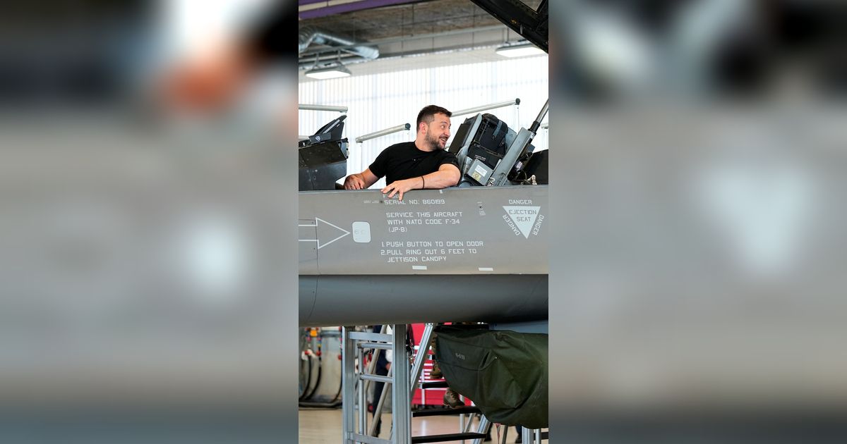 FOTO: Girangnya Presiden Ukraina Volodymyr Zelenskyy Dikasih Belasan Jet Tempur F-16 dari Denmark dan Belanda