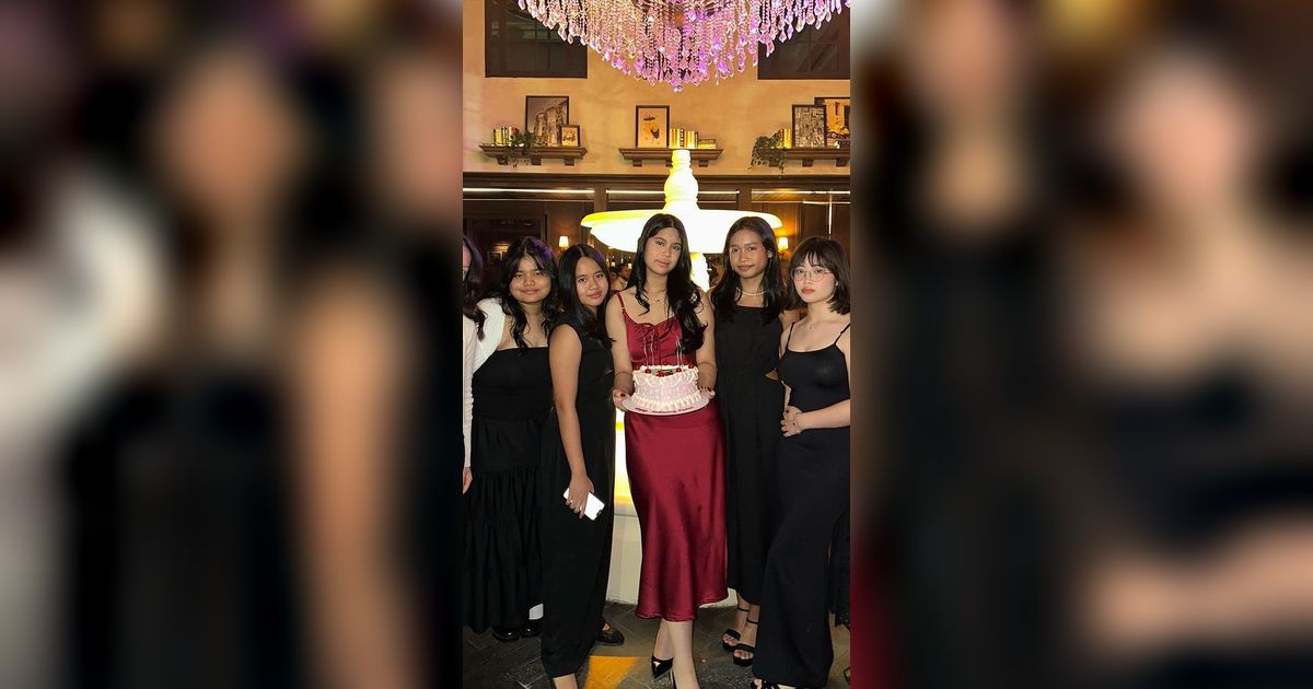Cantiknya Almira Putri AHY Kenakan Long Dress Merah di Birthday Dinner ke-15 Tahun