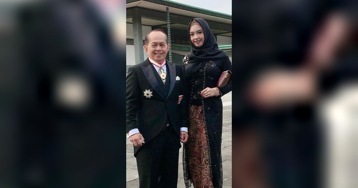Deretan Pasangan Artis Ini Beda Usianya Jauh Banget, Ada yang Selisih 45 Tahun