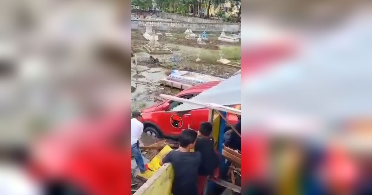 Mobil PDIP Nyungsep Masuk Kuburan Usai dari Kantor Pajak