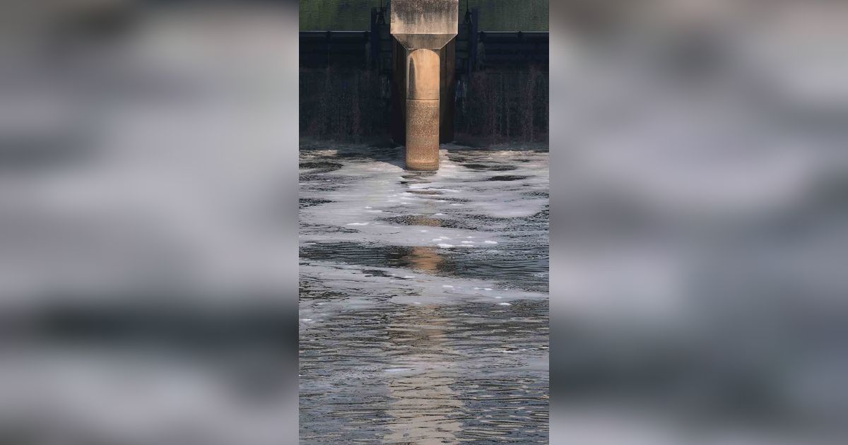 FOTO: Limbah Rumah Tangga di Kanal Banjir Timur Berubah Jadi Gumpalan Busa Putih